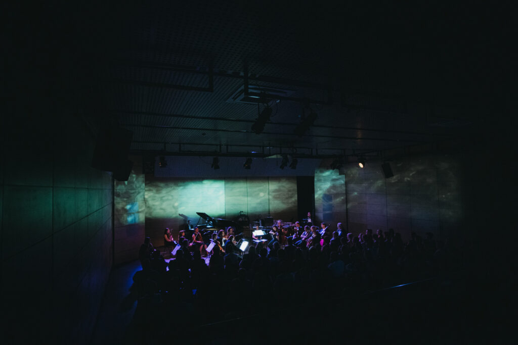 Zdjęcie wizualizacji z koncertu Sinfonietta Cracovia