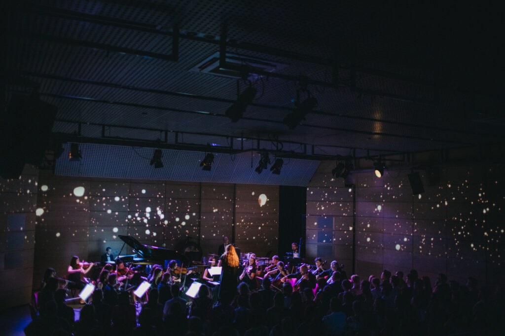 Zdjęcie wizualizacji z koncertu Sinfonietta Cracovia