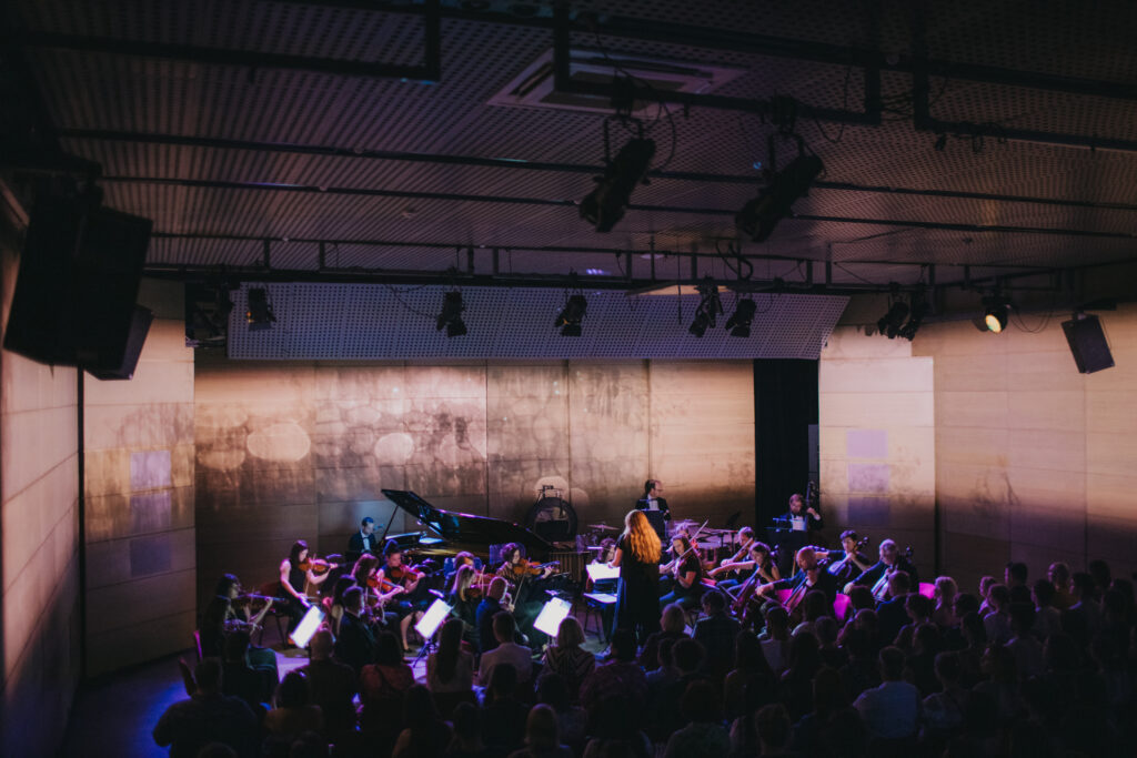 Zdjęcie wizualizacji z koncertu Sinfonietta Cracovia