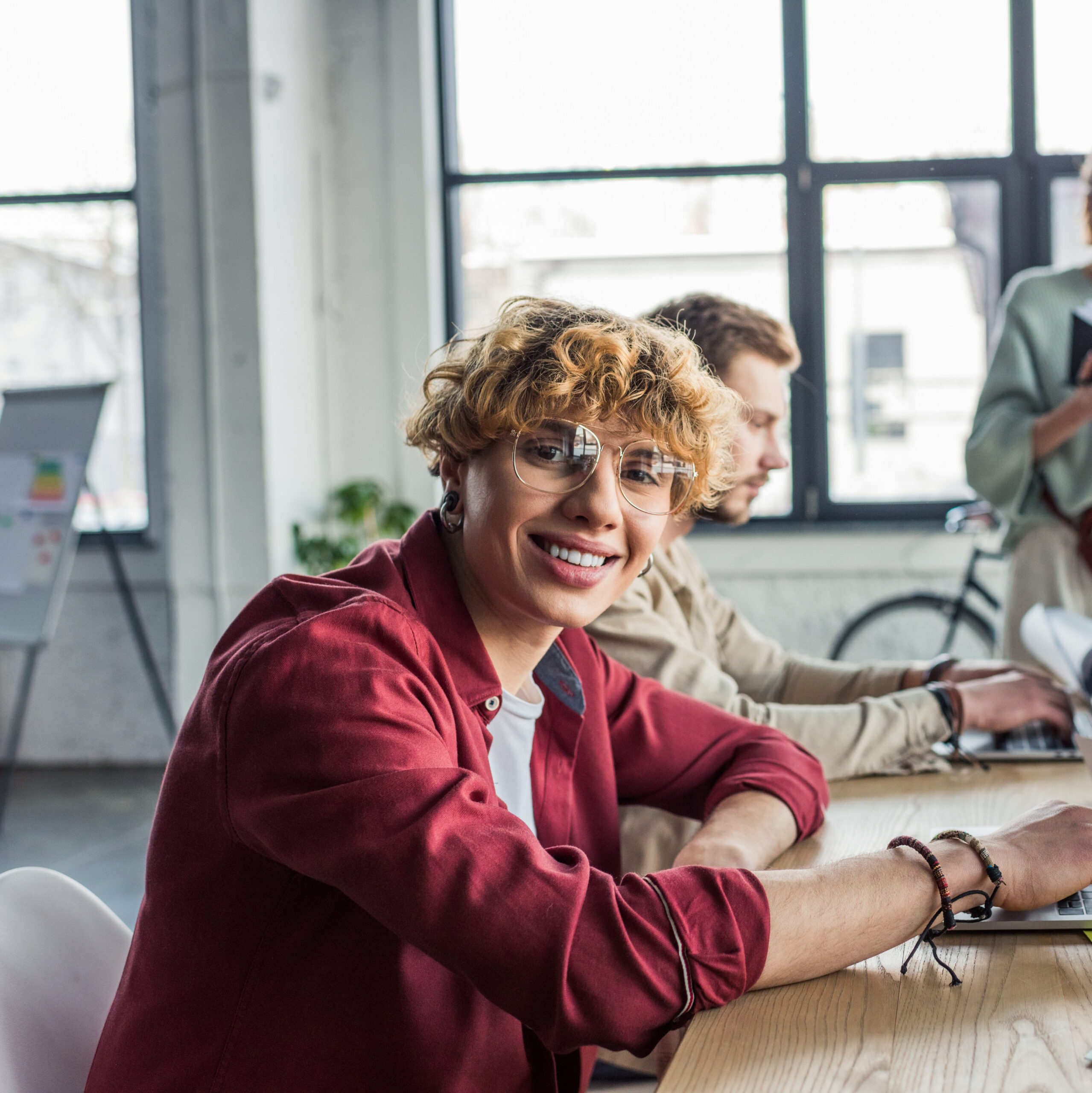 AI w HR – uśmiechnięty młody pracownik pracuje w biurze