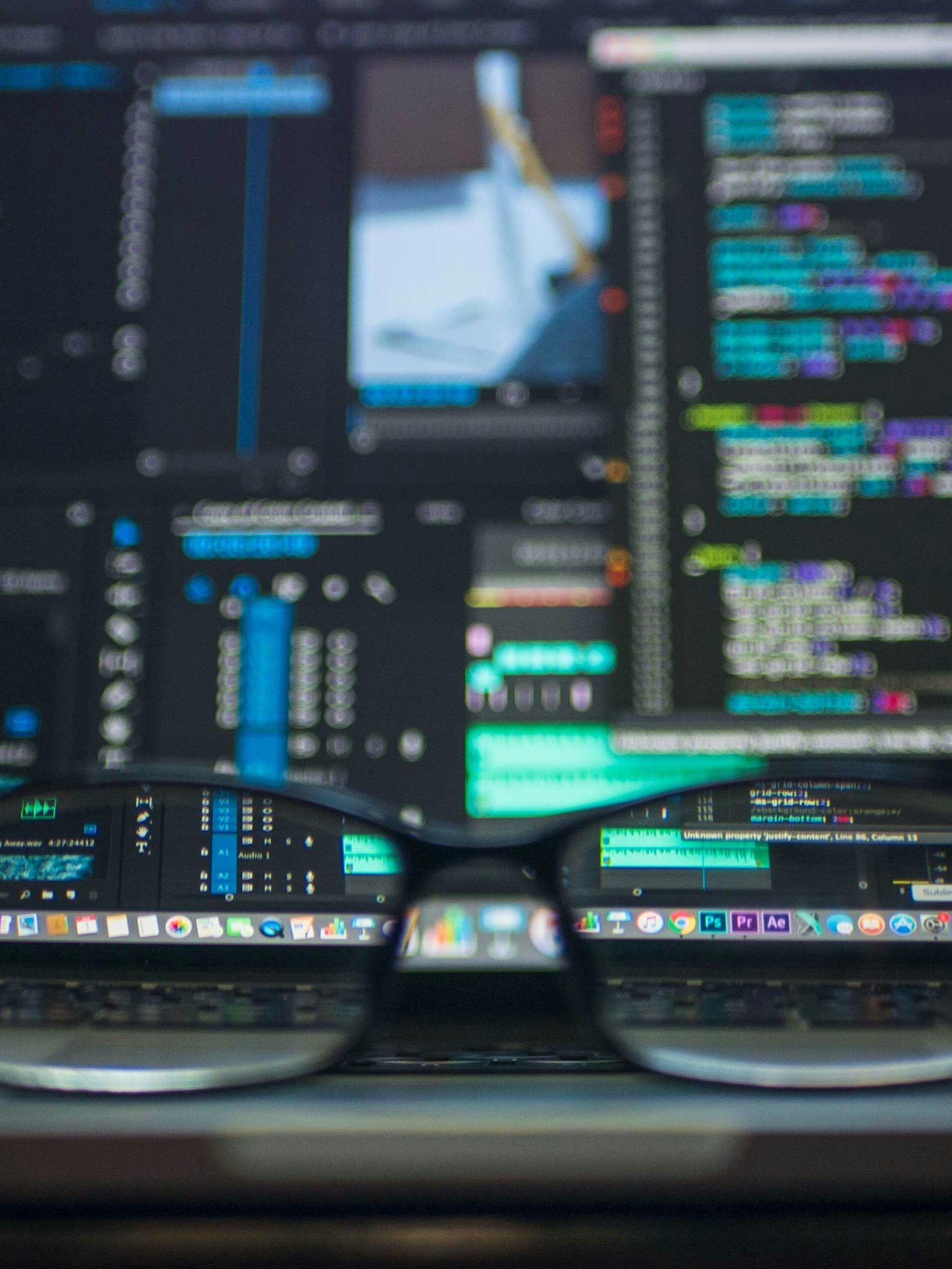 Czym zajmuje się pentester – okulary przez które widać ekran komputera z kodem