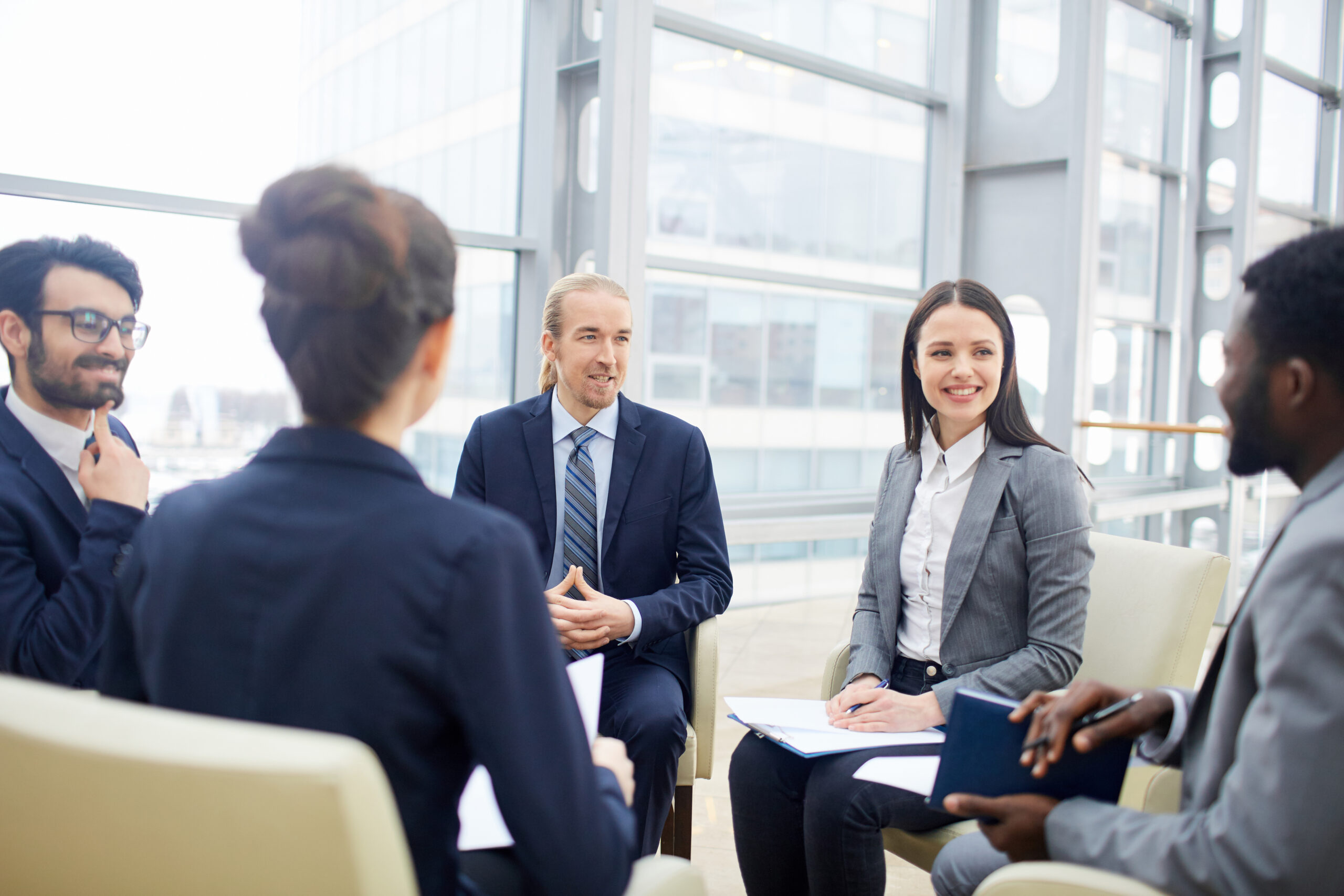 AI w HR grupa uśmiechniętych pracowników rozmawia