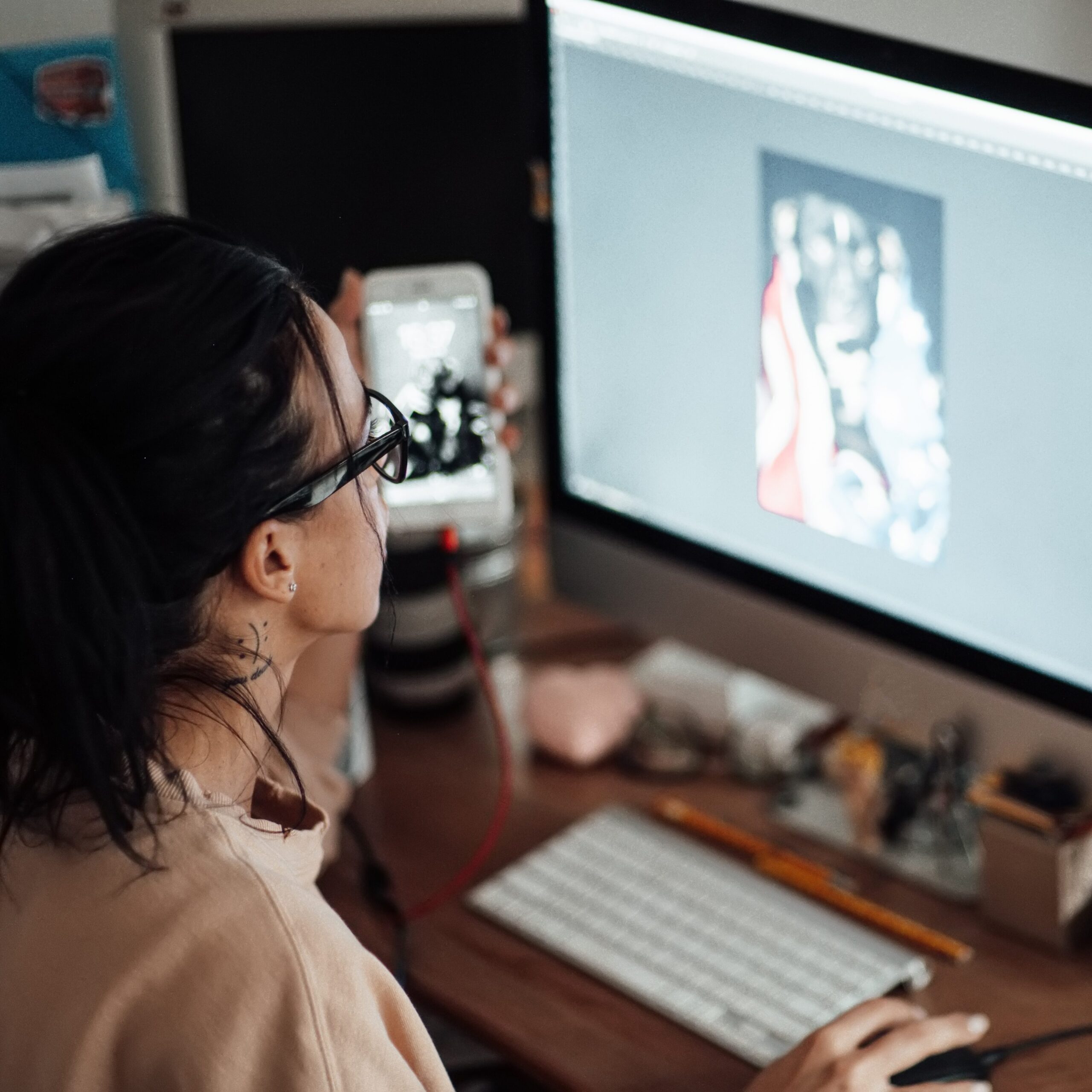 Kobieta korzystająca z komputera