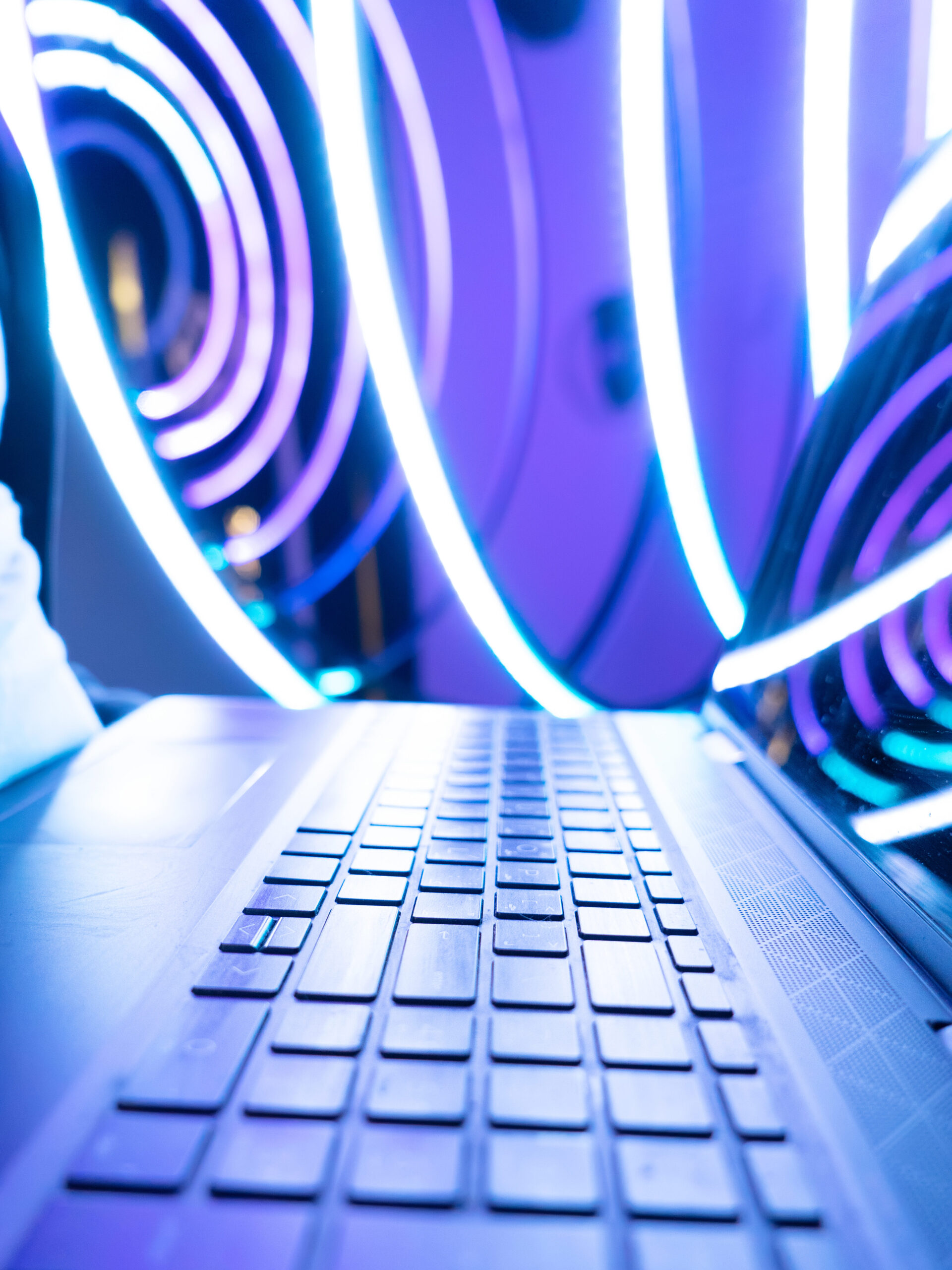 Laptop i kolorowe światla