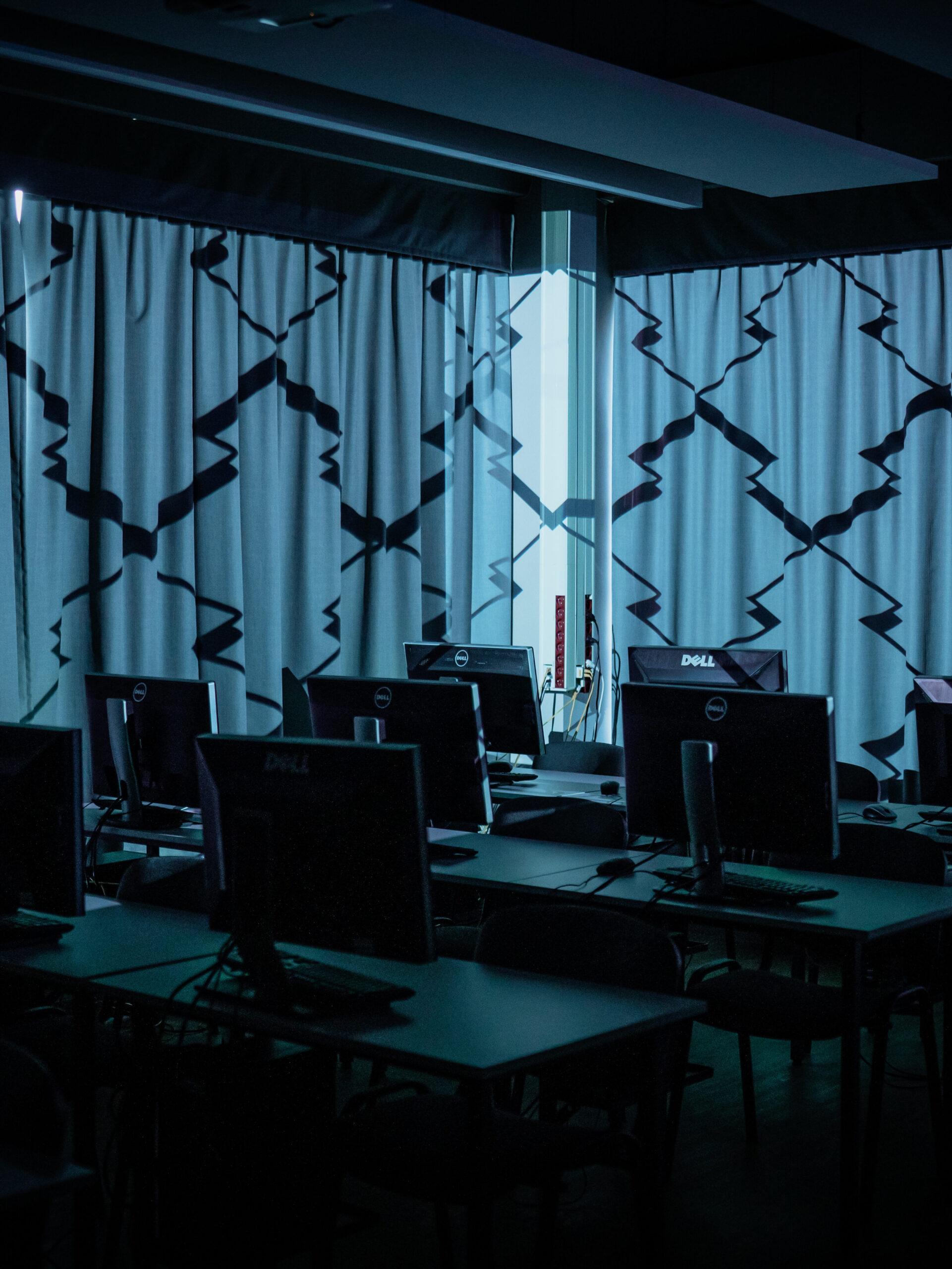 Nowoczesne projekcje vj na tle komputerów