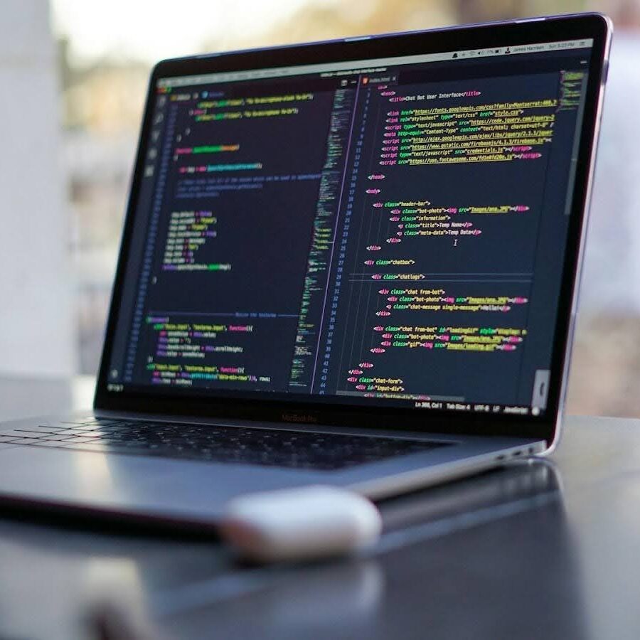 Laptop z otwartym notatnikiem do kodowania