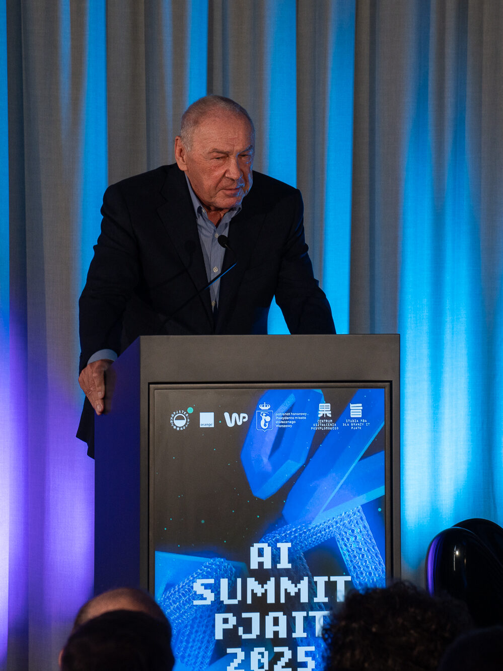 dr hab. Jerzy Paweł Nowacki przy mównicy na AI Summit PJAIT 2025