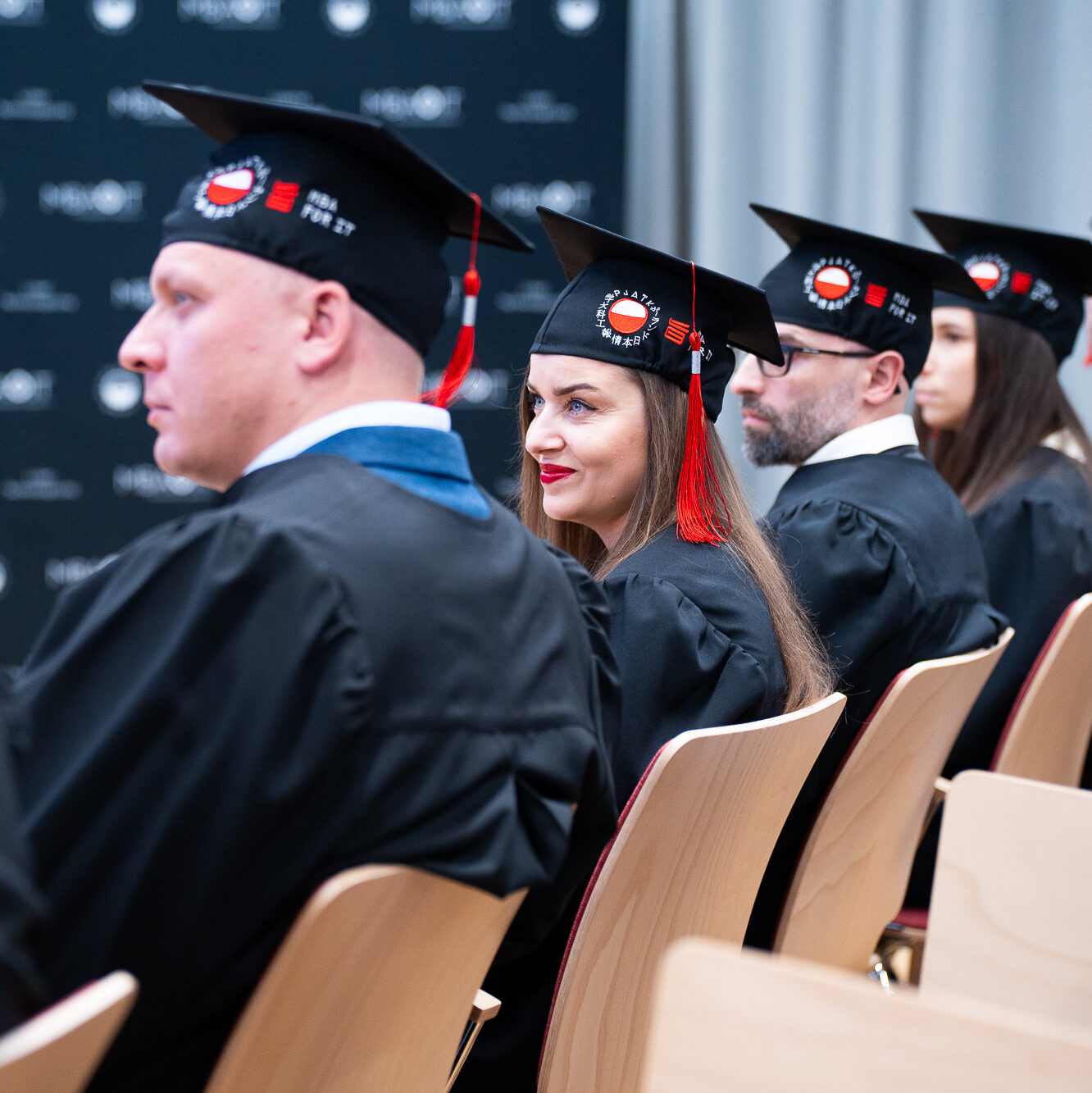 Zdjęcie słuchaczy w biretach podczas graduacji MBA dla branży IT