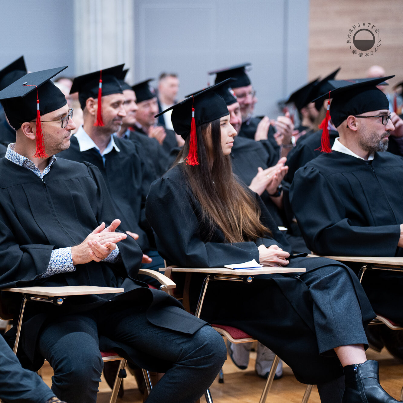 Zdjęcie słuchaczy w biretach podczas graduacji MBA dla branży IT