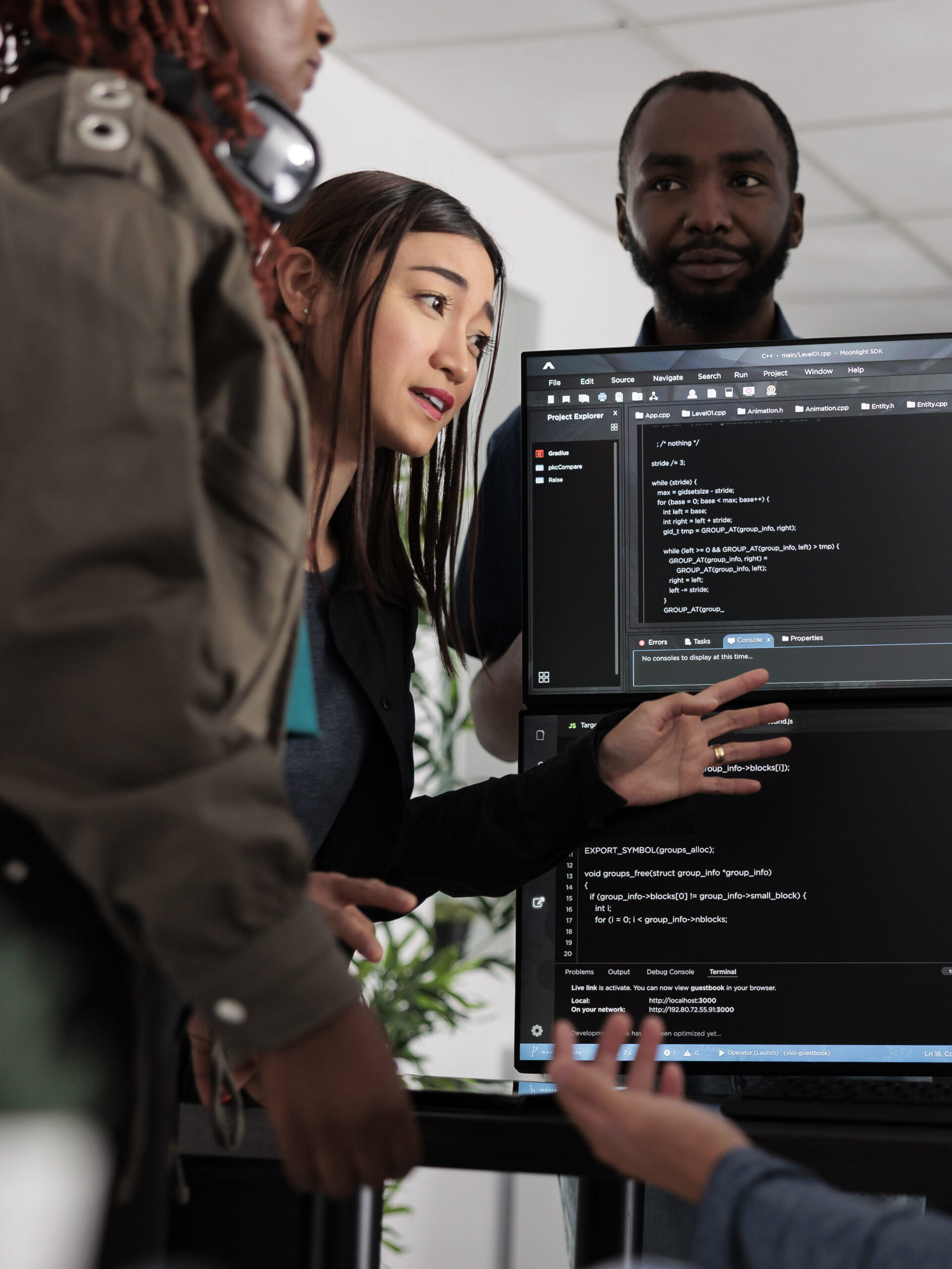 Zespół IT dyskutujący nad kodem