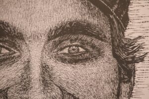 Zbliżenie na fragment linorytu przedstawiający oko i brwi portretowanej osoby. Widoczna gęsta sieć krótkich, krzyżujących się nacięć dłutem, tworzących światłocień i strukturę twarzy.