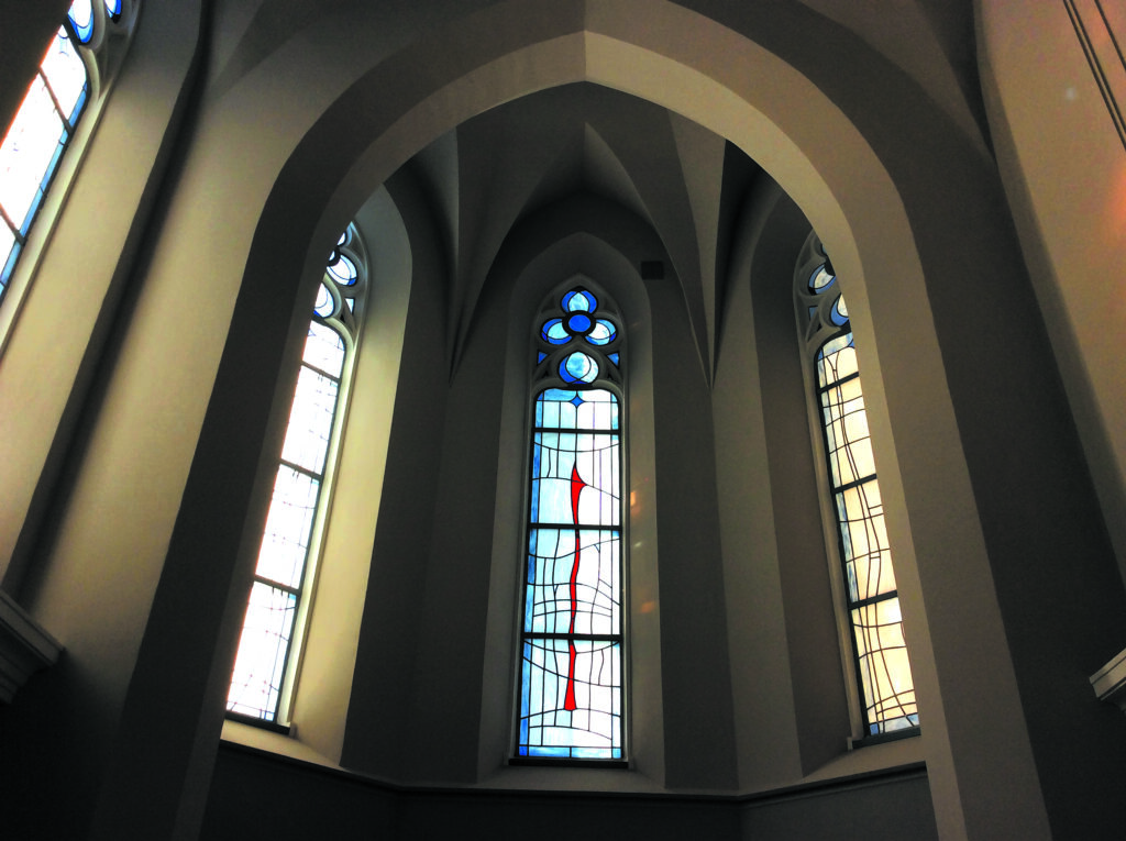 Realizacja kaplicy w Archikatedrze Łódzkiej autorstwa Joanny Walendzik-Stefańskiej – widok wnętrza z witrażami.