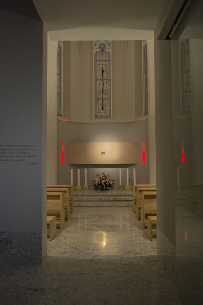 Realizacja kaplicy w Archikatedrze Łódzkiej autorstwa Joanny Walendzik-Stefańskiej – widok ołtarza i ławek.