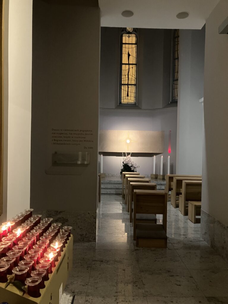 Realizacja kaplicy w Archikatedrze Łódzkiej autorstwa Joanny Walendzik-Stefańskiej – widok wnętrza z zapalonymi świecami.