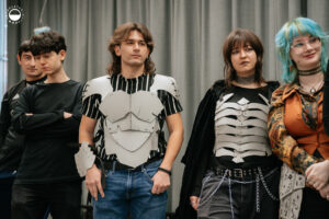 Uczestniczki warsztatu Armour DIY prezentują zaprojektowane i wykonane elementy zbroi inspirowane estetyką fantasy.