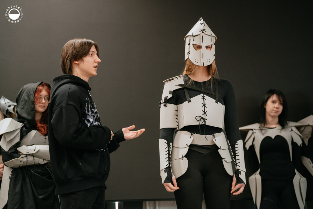 Uczestnicy warsztatu Armour DIY prezentują gotowe elementy zbroi dopasowane do sylwetki i ruchu ciała.