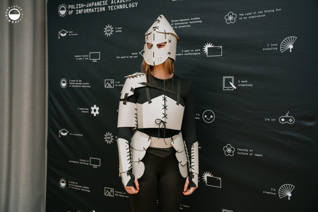 Uczestnicy warsztatu Armour DIY prezentują gotowe elementy zbroi dopasowane do sylwetki i ruchu ciała.