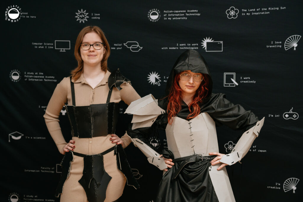 Uczestnicy warsztatu Armour DIY prezentują gotowe elementy zbroi dopasowane do sylwetki i ruchu ciała.