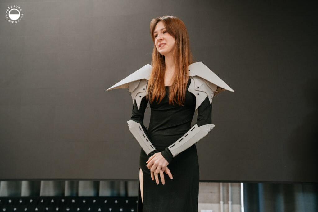 Uczestnicy warsztatu Armour DIY prezentują gotowe elementy zbroi dopasowane do sylwetki i ruchu ciała.