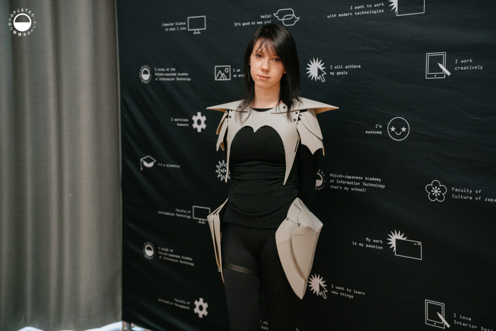 Uczestnicy warsztatu Armour DIY prezentują gotowe elementy zbroi dopasowane do sylwetki i ruchu ciała.