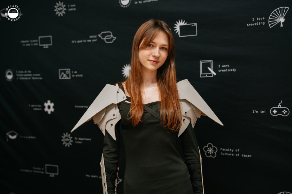 Uczestnicy warsztatu Armour DIY prezentują gotowe elementy zbroi dopasowane do sylwetki i ruchu ciała.