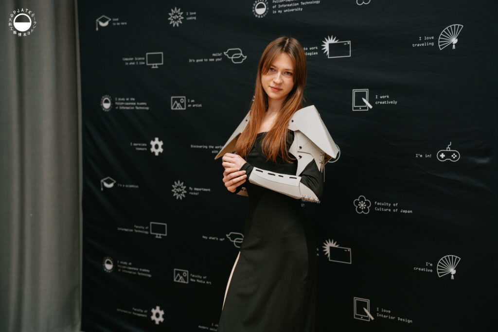 Uczestnicy warsztatu Armour DIY prezentują gotowe elementy zbroi dopasowane do sylwetki i ruchu ciała.