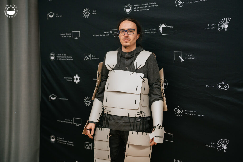 Uczestnicy warsztatu Armour DIY prezentują gotowe elementy zbroi dopasowane do sylwetki i ruchu ciała.