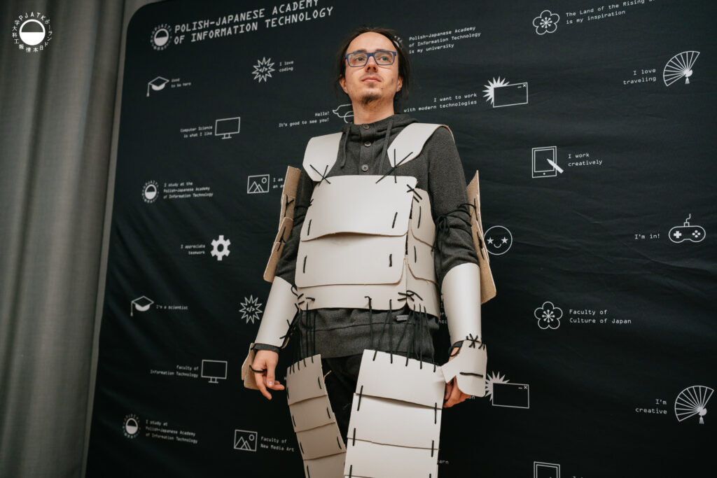Uczestnicy warsztatu Armour DIY prezentują gotowe elementy zbroi dopasowane do sylwetki i ruchu ciała.