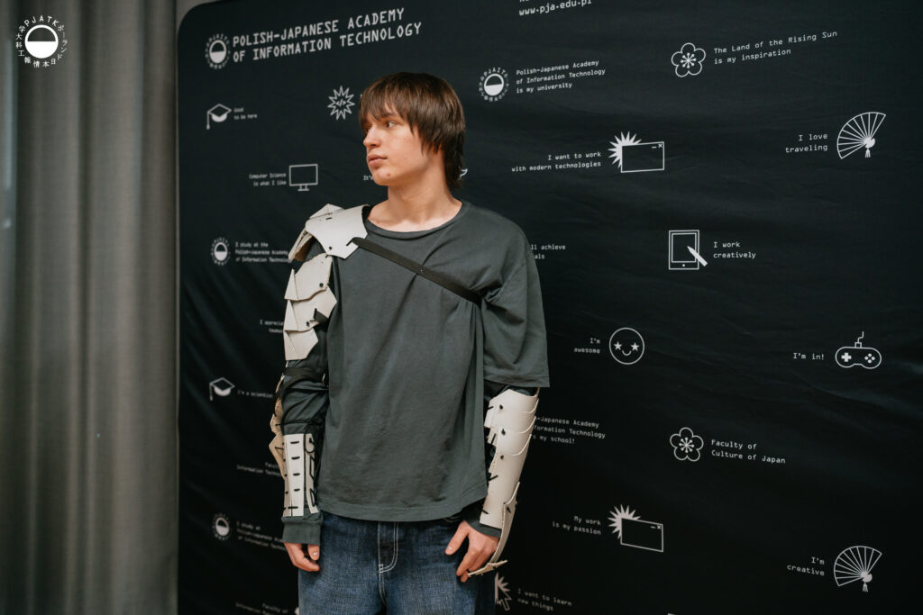 Uczestnicy warsztatu Armour DIY prezentują gotowe elementy zbroi dopasowane do sylwetki i ruchu ciała.