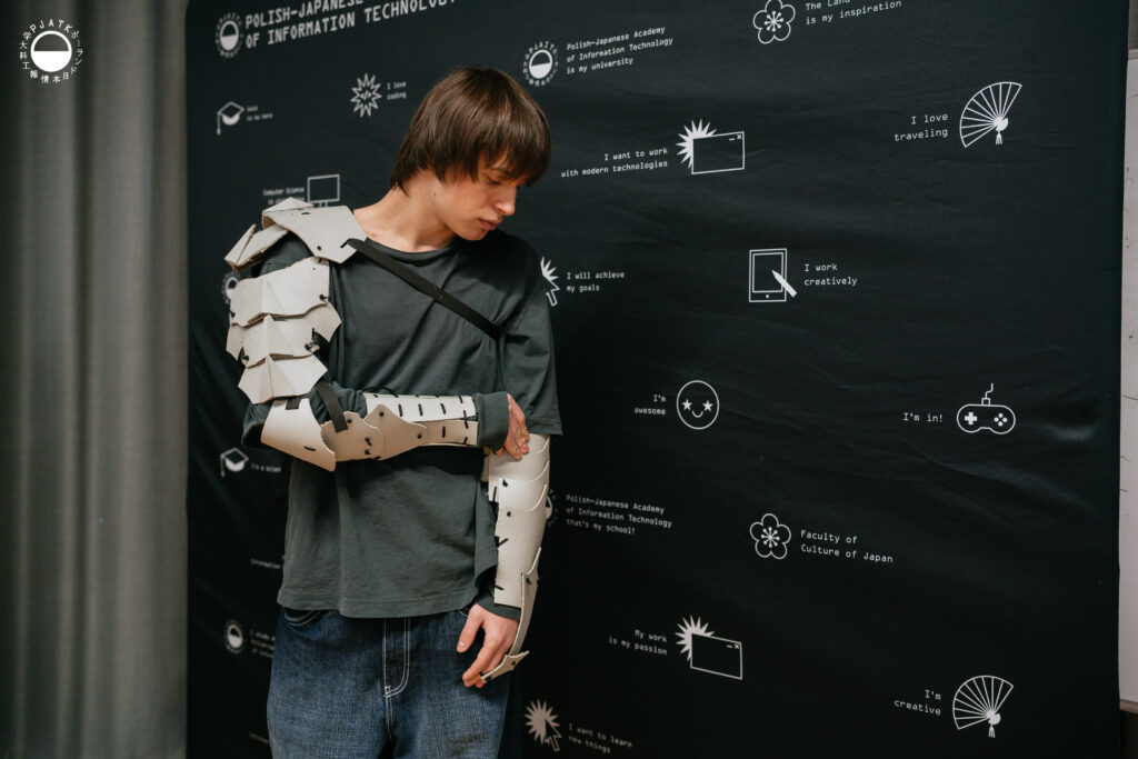 Uczestnicy warsztatu Armour DIY prezentują gotowe elementy zbroi dopasowane do sylwetki i ruchu ciała.