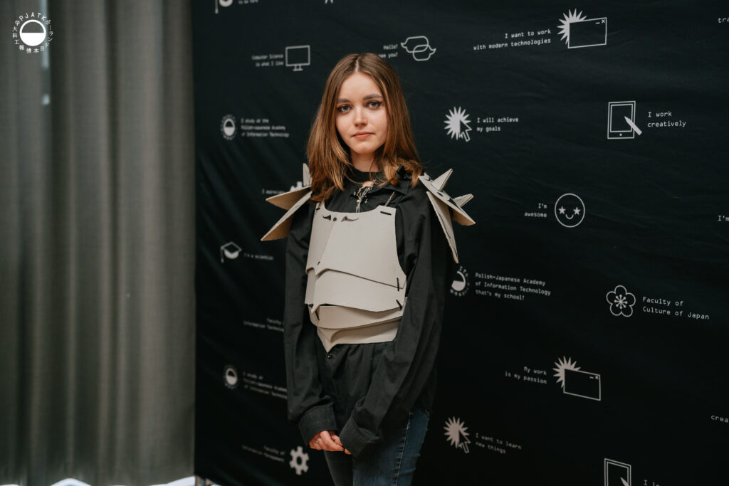 Uczestnicy warsztatu Armour DIY prezentują gotowe elementy zbroi dopasowane do sylwetki i ruchu ciała.