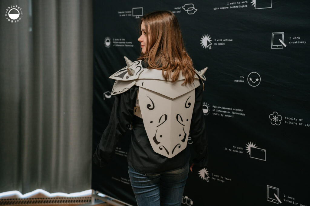 Uczestnicy warsztatu Armour DIY prezentują gotowe elementy zbroi dopasowane do sylwetki i ruchu ciała.