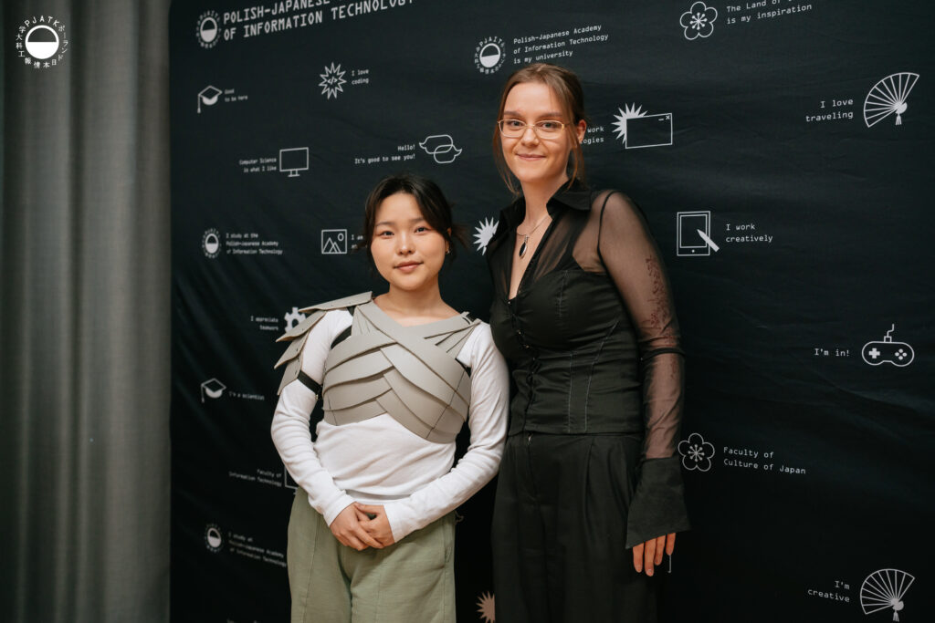 Uczestnicy warsztatu Armour DIY prezentują gotowe elementy zbroi dopasowane do sylwetki i ruchu ciała.