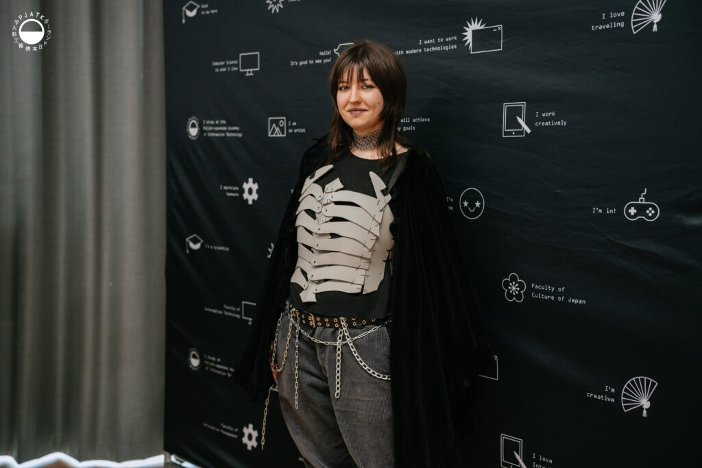 Uczestnicy warsztatu Armour DIY prezentują gotowe elementy zbroi dopasowane do sylwetki i ruchu ciała.