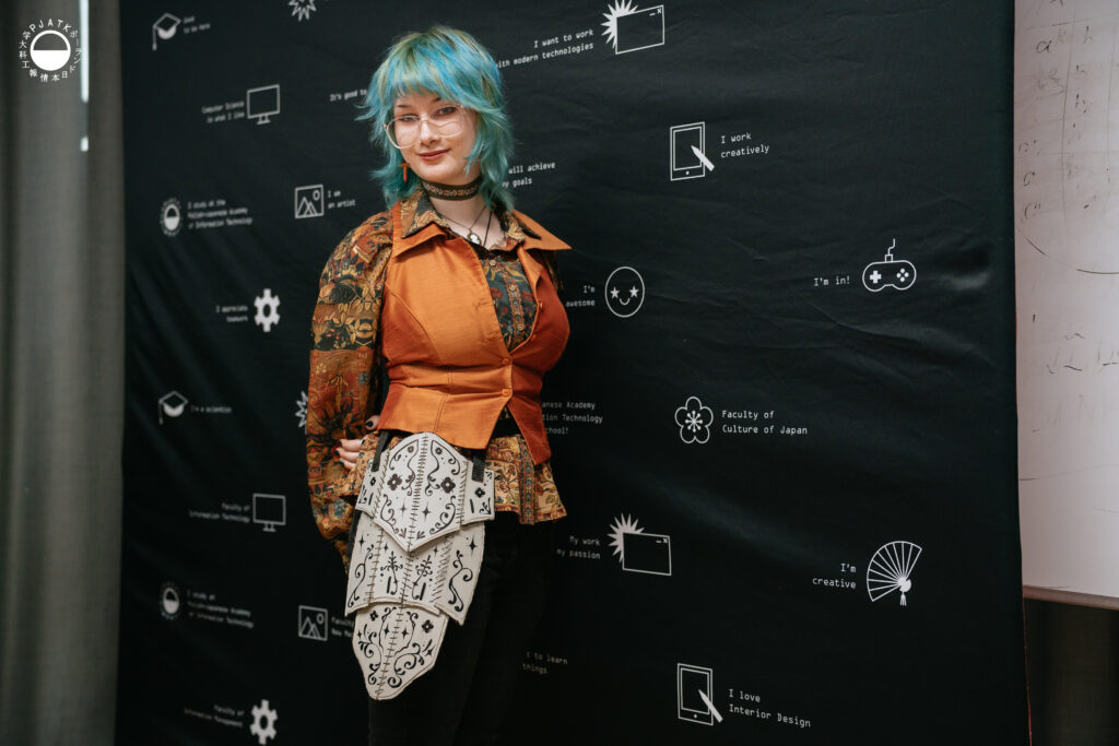 Uczestnicy warsztatu Armour DIY prezentują gotowe elementy zbroi dopasowane do sylwetki i ruchu ciała.