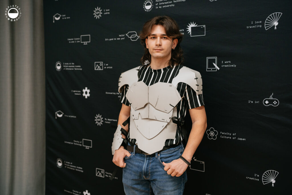 Uczestnicy warsztatu Armour DIY prezentują gotowe elementy zbroi dopasowane do sylwetki i ruchu ciała.