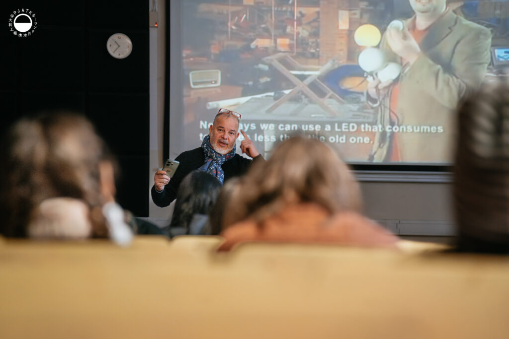 Prowadzący warsztaty mAIntains mOUntains prezentuje zagadnienia dotyczące odporności regionów górskich.