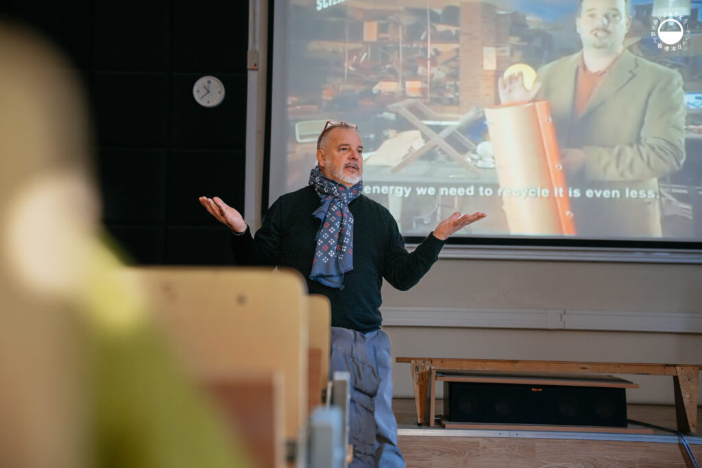 Prelegent podczas wykładu inauguracyjnego serii warsztatów mAIntains mOUntains w sali wykładowej.