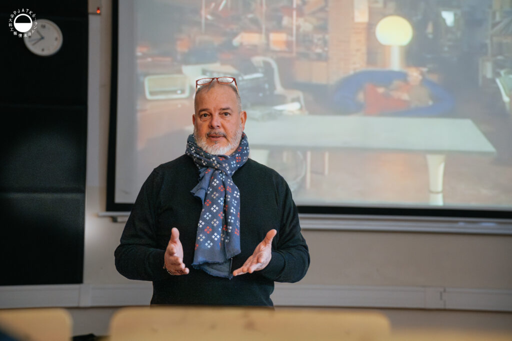 Prelegent podczas wykładu inauguracyjnego serii warsztatów mAIntains mOUntains w sali wykładowej.