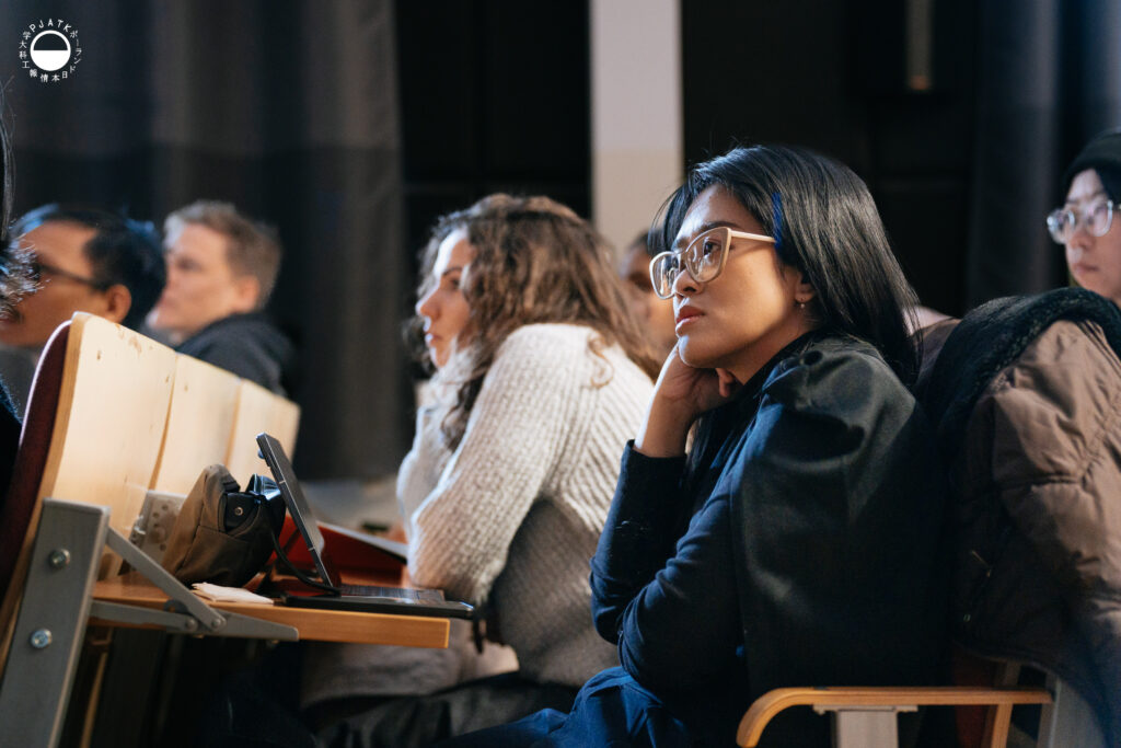 Uczestnicy warsztatów mAIntains mOUntains uważnie słuchają prezentacji.