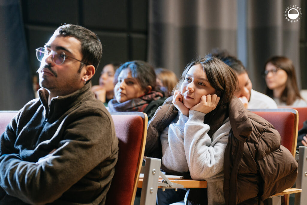Uczestnicy warsztatów mAIntains mOUntains skupieni na prezentowanych treściach.