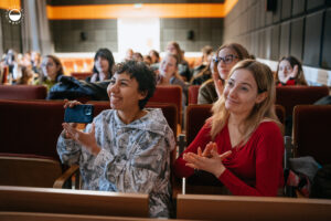 Uczestnicy warsztatów mAIntains mOUntains skupieni na prezentowanych treściach.