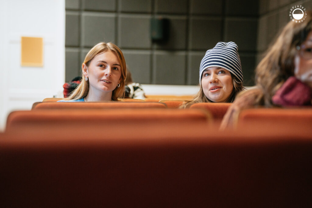 Studenci uczestniczący w warsztatach mAIntains mOUntains siedzą na widowni.