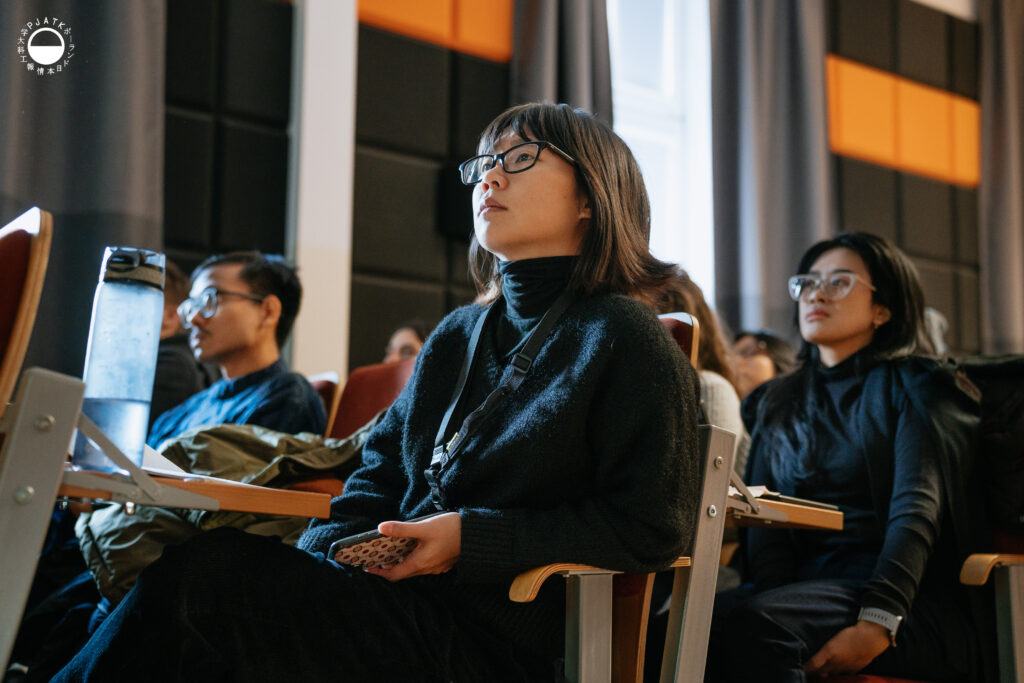 Uczestnicy warsztatów mAIntains mOUntains skupieni na prezentowanych treściach.