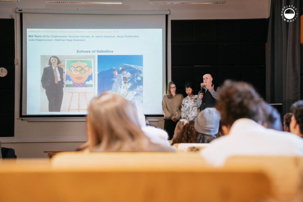 Widok sali wykładowej z uczestnikami międzynarodowych warsztatów mAIntains mOUntains.
