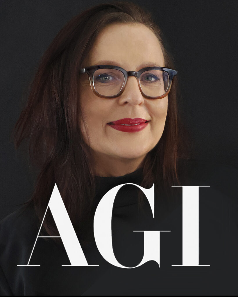 Portret kobiety w okularach, z długimi ciemnobrązowymi włosami i czerwoną szminką, na ciemnym tle; u dołu duży biały napis „AGI”.
