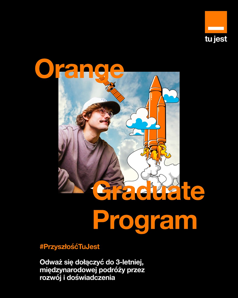 Grafika na czarnym tle promująca Orange Graduate Program: duży pomarańczowy napis „Orange” u góry, a w centrum kolaż — młody mężczyzna w czapce i okularach patrzy w górę, obok rysunkowa pomarańczowa rakieta startująca w chmurach dymu oraz mały satelita. Na dole duży napis „Graduate Program”, hashtag #PrzyszłośćTuJest i tekst: „Odważ się dołączyć do 3-letniej, międzynarodowej podróży przez rozwój i doświadczenia”. W prawym górnym rogu pomarańczowe logo z napisem „tu jest”.