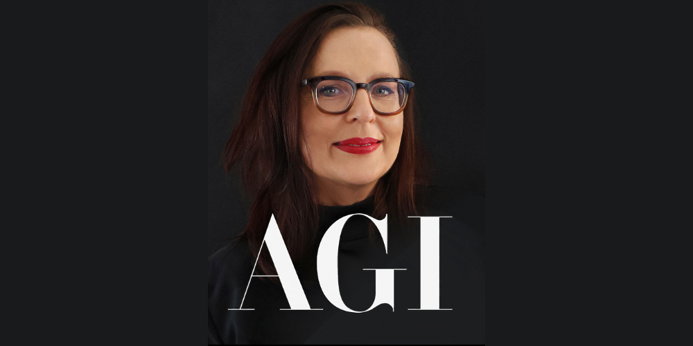 Portret kobiety w okularach, z długimi ciemnobrązowymi włosami i czerwoną szminką, na ciemnym tle; u dołu duży biały napis „AGI”.