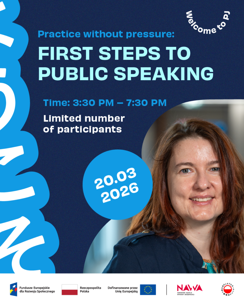 Grafika promująca warsztaty „FIRST STEPS TO PUBLIC SPEAKING” z hasłem „Practice without pressure”. Na granatowym tle widać informacje: Time: 3:30 PM – 7:30 PM, „Limited number of participants”, data w niebieskim kółku 20.03.2026 oraz napis pod kątem „Welcome to PJ”. Po prawej znajduje się zdjęcie uśmiechniętej kobiety o rudych włosach. Na dole pasek z logotypami instytucji (m.in. Fundusze Europejskie, Rzeczpospolita Polska, UE, NAWA, PJATK).