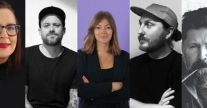 Kolaż pięciu portretów (dwa w czerni i bieli, trzy w kolorze) przedstawiających różne osoby ustawione obok siebie; w centrum kobieta w ciemnej marynarce na fioletowym tle, pozostali to mężczyźni w casualowych ubraniach, część w czapkach.